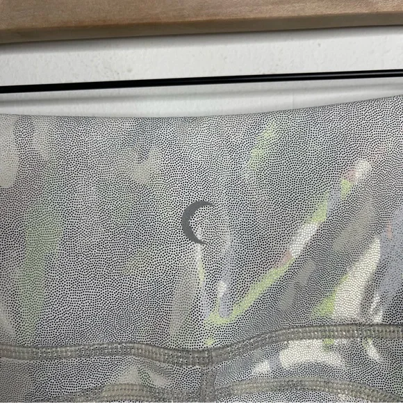 ZYIA Silver Camo Metallic Pocket Light n Tight Hi-Rise Capri 20" Leggings Sz M - Picture 9 of 16